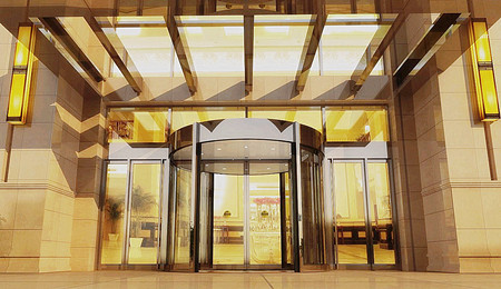 酒店大門設(shè)計為什么偏愛旋轉(zhuǎn)門？